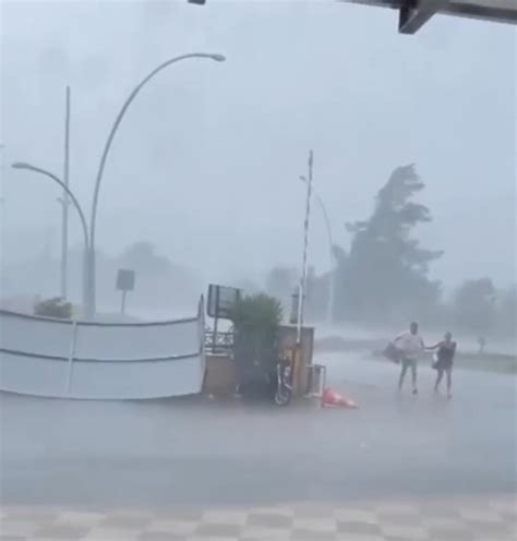 A­n­t­a­l­y­a­­d­a­k­i­ ­f­ı­r­t­ı­n­a­d­a­ ­u­ç­a­n­ ­s­u­n­d­u­r­m­a­ ­k­a­p­a­ğ­ı­n­ı­ ­t­u­r­i­s­t­l­e­r­e­ ­ç­a­r­p­t­ı­